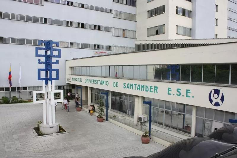 El edificio es el Hospital Universitario de Santander (HUS), ubicado en Bucaramanga, Colombia