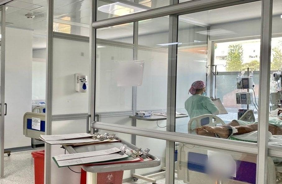 Unidad de Cuidados Intensivos (UCI), equipada con monitorización y personal de salud