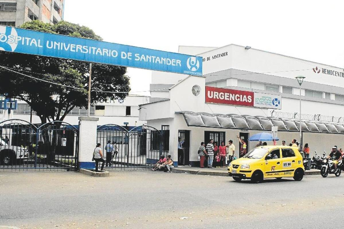 Entrada principal y el área de urgencias del Hospital Universitario de Santander (HUS) en Bucaramanga.